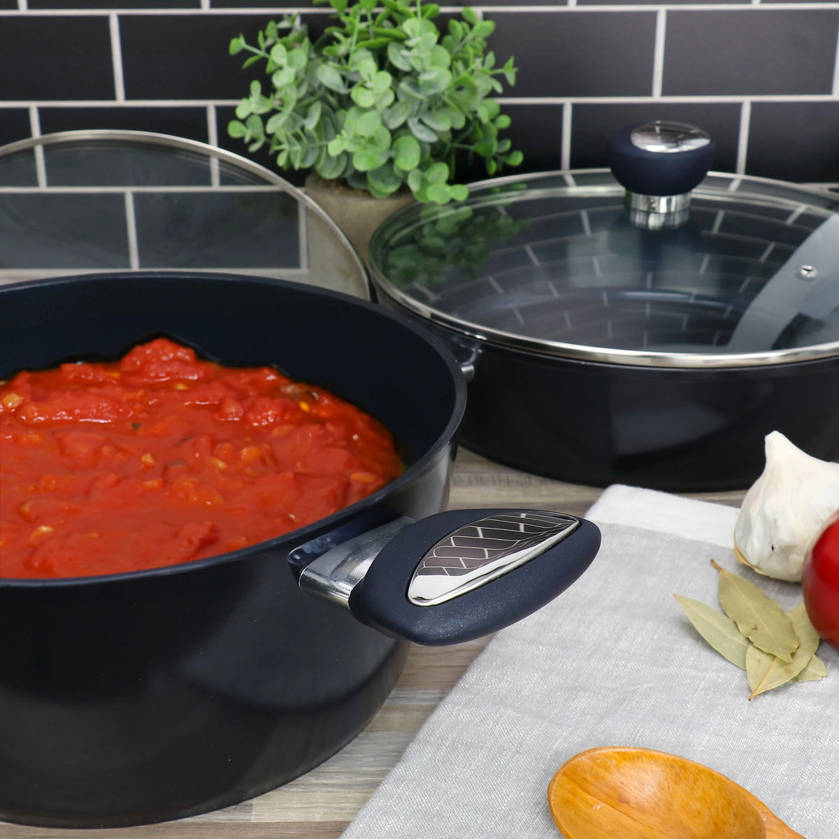 4.2 Quart Ceramic Nonstick Aluminum Dutch Oven with Lid J6797