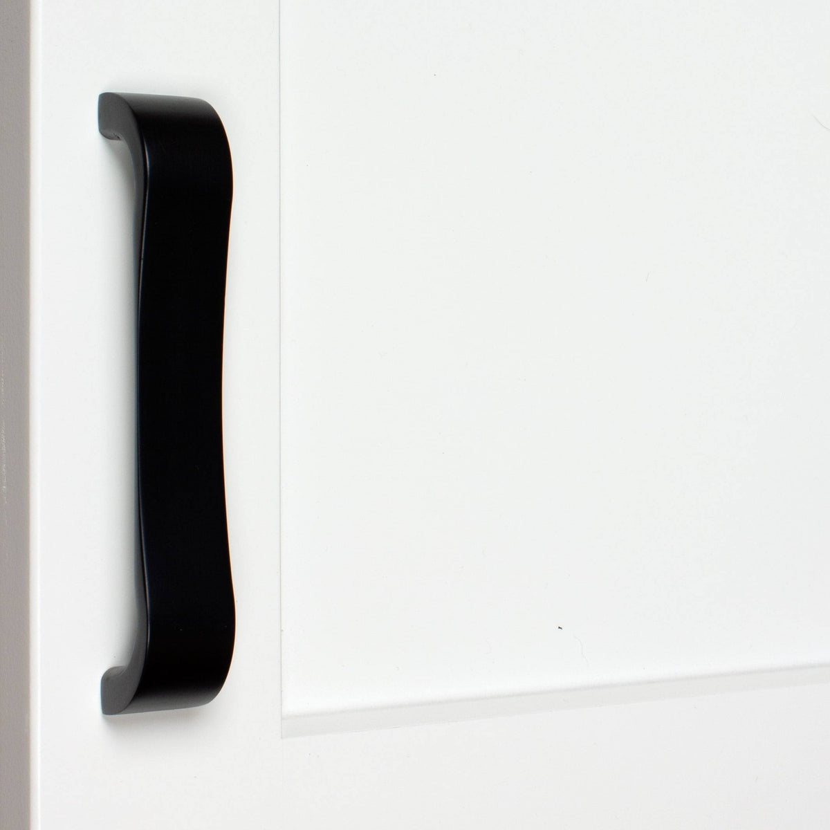 Matte Black Curved Flat Cabinet Pull Handles, Pack of 25 L192967